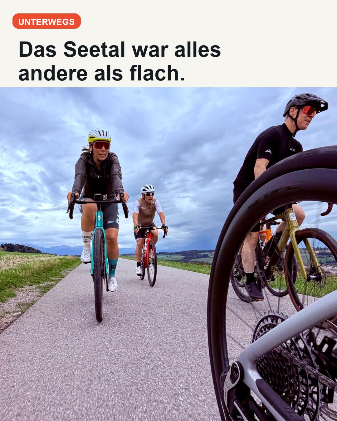 Fahrerinnen und Fahrer auf einem Anstieg durchs Seetal
