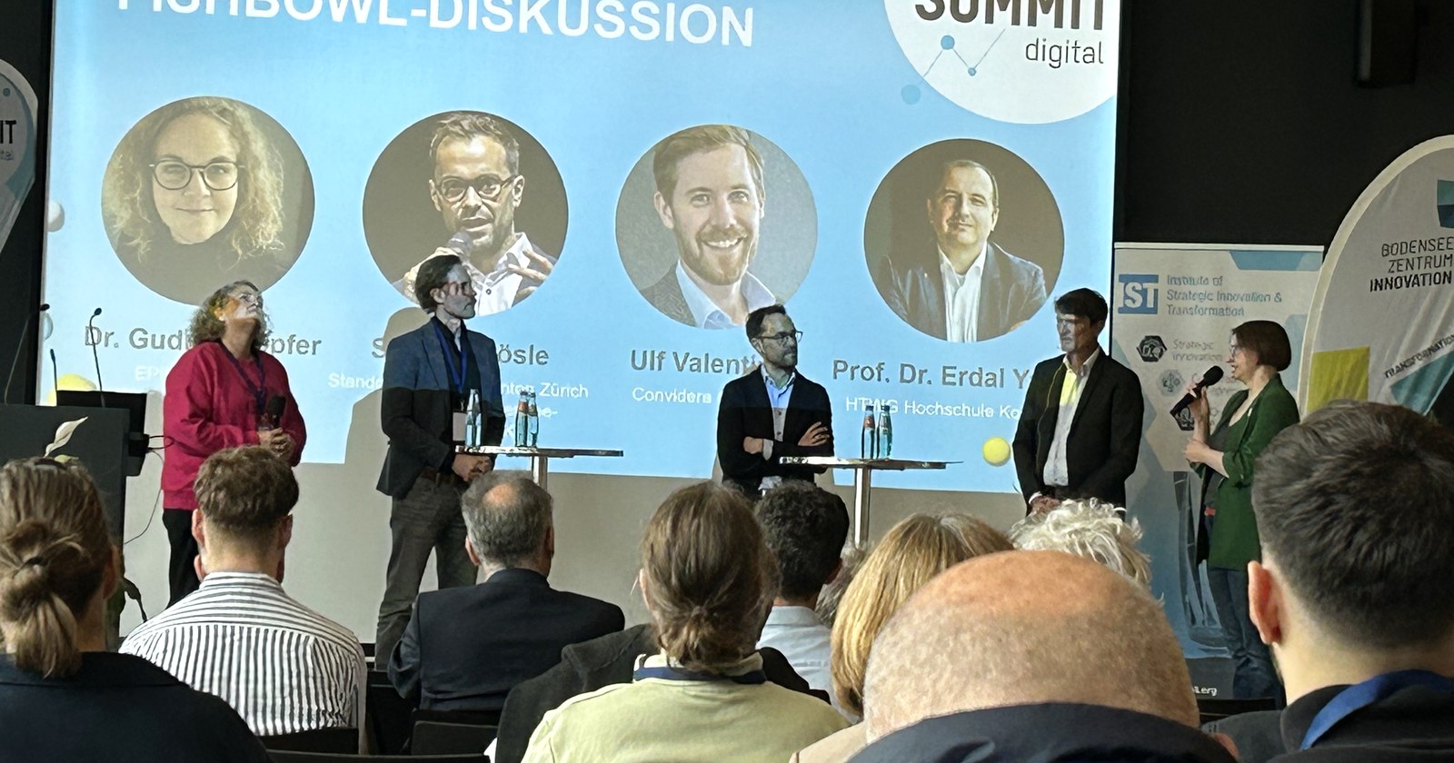 Fishbowl-Diskussion auf der Bühne des Bodensee Summit in Konstanz mit Dr. Gudrun Töpfer, Samuel Mösle, Ulf Valentin und Prof. Dr. Erdal Yalcin.