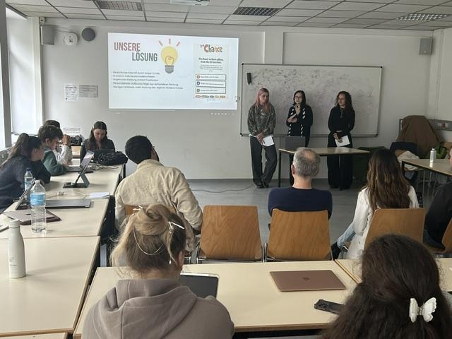 Ein Gründerinnenteam stellt seinen Lösungsansatz beim Münchner Startup-Sprint vor, Juni 2026