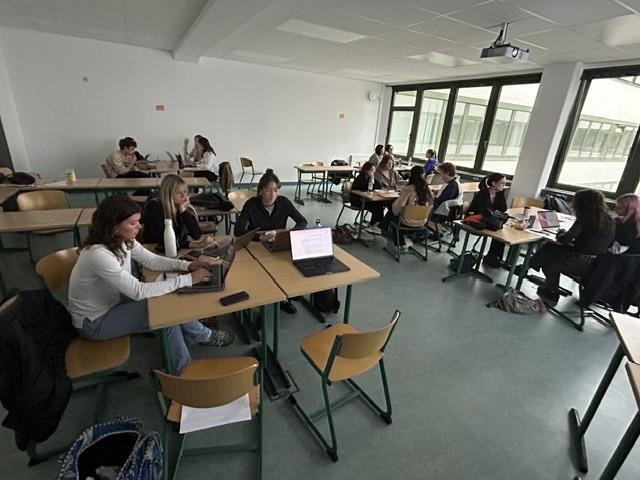 Junge Gründer/innen arbeiten beim Startup-Sprint in Kooperation mit der LMU München an ihren Vorhaben, Juni 2026