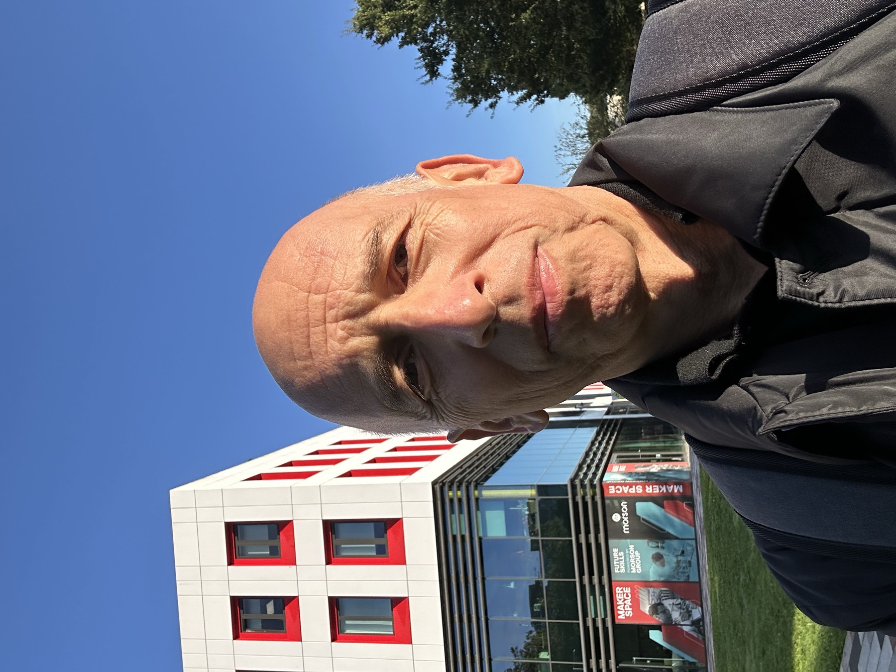 Hartmut Hübner vor einem Gebäude auf dem Campus der University of Salford