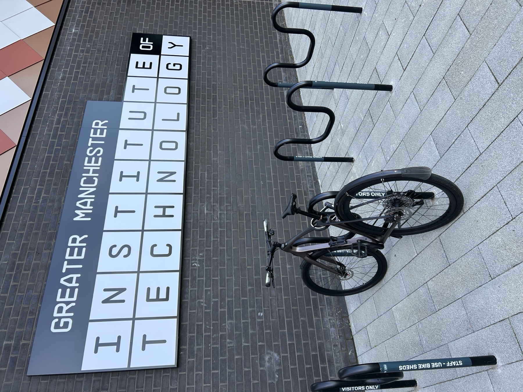 Schriftzug des Greater Manchester Institute of Technology am Veranstaltungsort