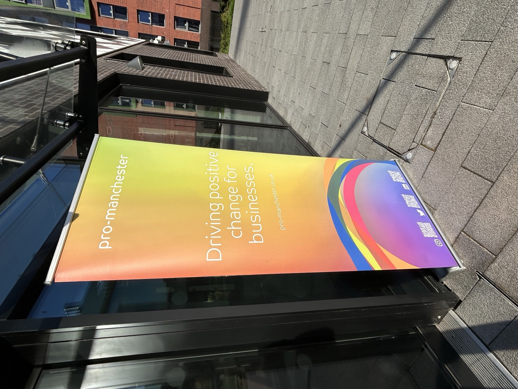 Pro-manchester-Banner am Eingang des Veranstaltungsgebäudes