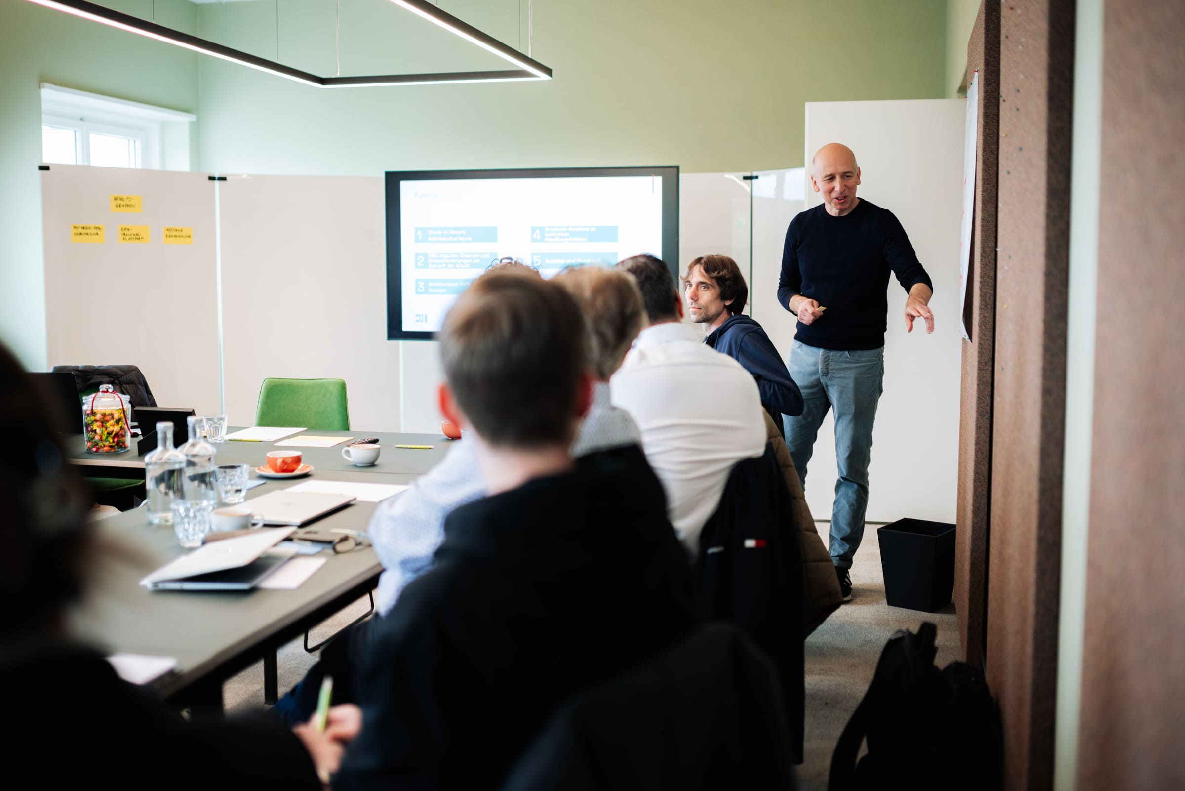 Hartmut Hübner moderiert einen Innovationsworkshop
